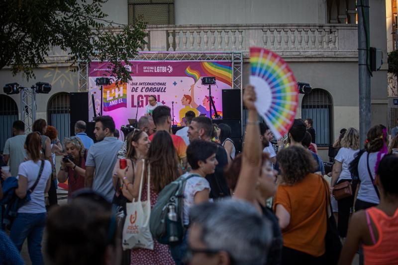 Vecinos de L'Hospitalet celebran el primer 'Pride' de la historia de la ciudad en el parque de la Marquesa.