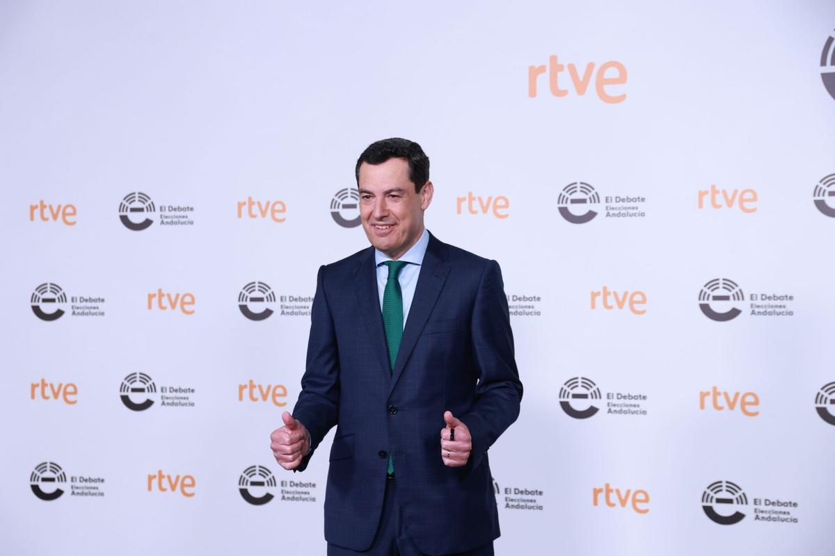 El presidente del PP de Andalucía y candidato a la reelección a la Junta, Juanma Moreno, llega al primer debate de las elecciones autonómicas del 17M celebrado por RTVE. A 04 de mayo de 2026, en Sevilla (Andalucía, España).Radio Televisión Española (RTVE) celebra este lunes 4 de mayo el primer debate electoral televisado de cara a los comicios autonómicos del próximo 17 de mayo. Un debate en el que van a participar los cinco candidatos a la presidencia de la Junta de los partidos con representación en el Parlamento de Andalucía. Por parte del PP-A estará el candidato a la reelección al frente de la Junta, Juanma Moreno; por el PSOE-A, su secretaria general, María Jesús Montero; por Vox, su portavoz parlamentario, Manuel Gavira; por la coalición Por Andalucía, el coordinador federal de Izquierda Unida (IU), Antonio Maíllo; y por Adelante Andalucía, su portavoz, José Ignacio García. 04 MAYO 2026 Rocío Ruz / Europa Press 04/05/2026. Juanma Moreno;Rocío Ruz