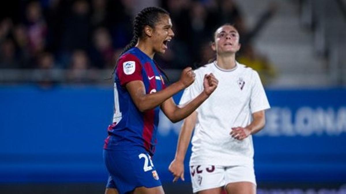 Esmee Brugts celebra uno de sus tres goles al Eibar.