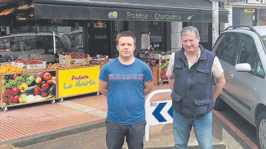 Cabarcos, a la derecha con chaleco azul, junto a Manuel, uno de sus clientes.