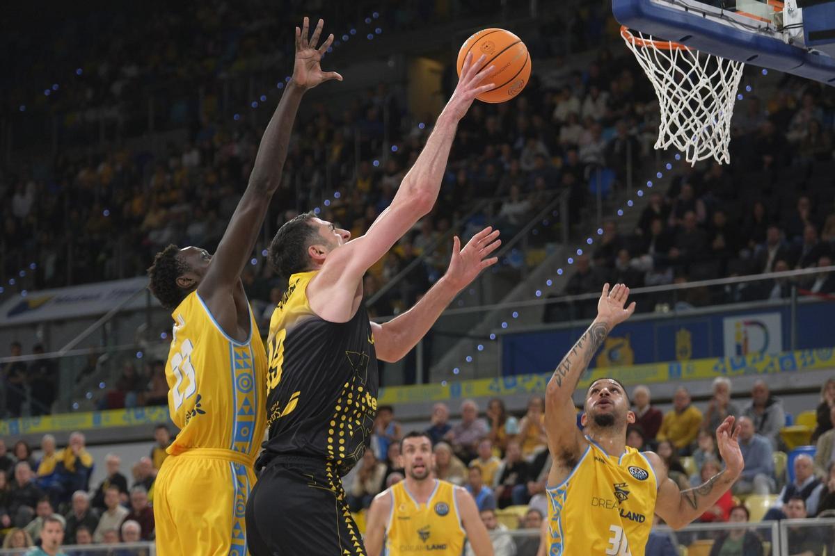 Shermadini trata de anotar ante Kuath.