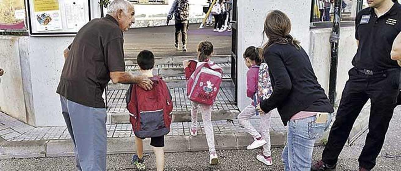 Els alumnes del CEIP Mestre Guillem Galmés de Sant Llorenç tornaren a classe dilluns.