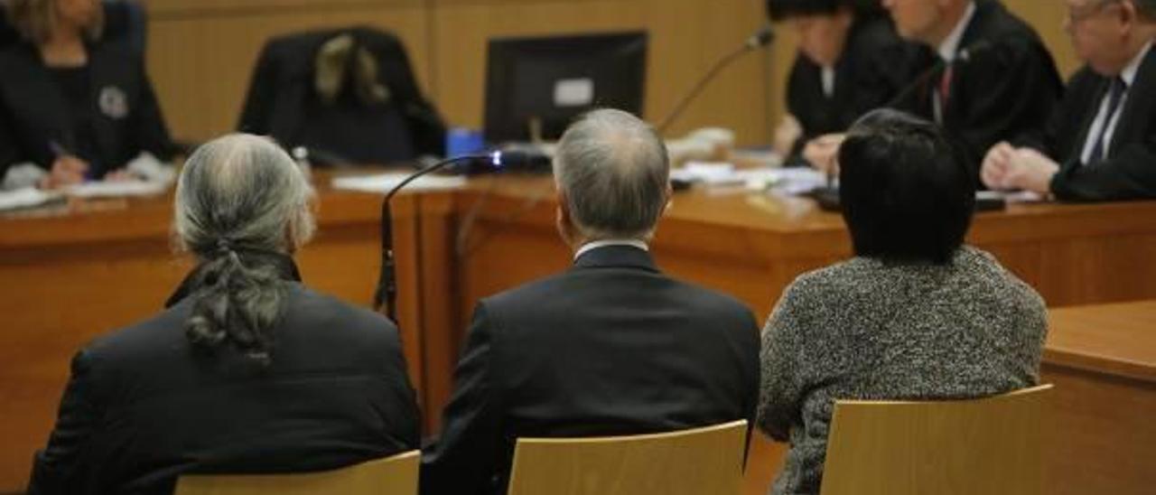 Vicente Contreras y Manuel Sansano (condenados) junto a Marisa Gracia (absuelta), ayer en la Audiencia.