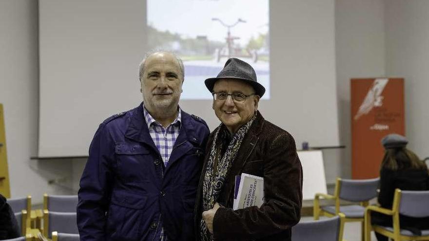 Marino Pérez (a la izquierda) y Paco Abril, en la sala Monte de Piedad.