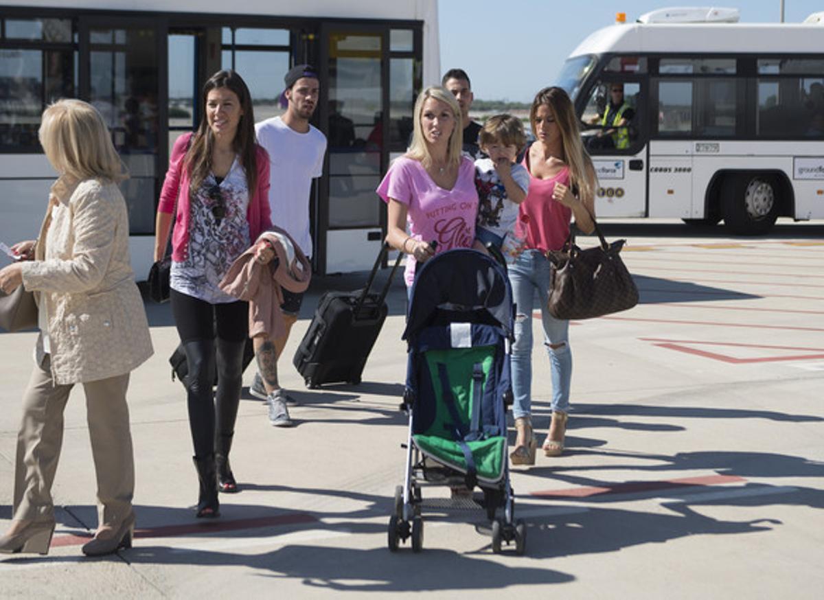 Las mujeres de Xavi, Suárez y Busquets, entre los acompañantes de los jugadores azulgranas.