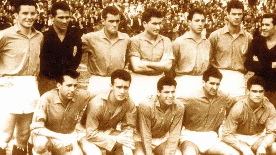 Un once del Oviedo de la temporada 1957-58. De pie, de izquierda a derecha, Toni, Caldentey, Marigil, Ferrer, Sánchez, Alarcón y Vendrell. Agachados, Xirau, Artabe, Cuervo, Aloy y Chus Herrera.