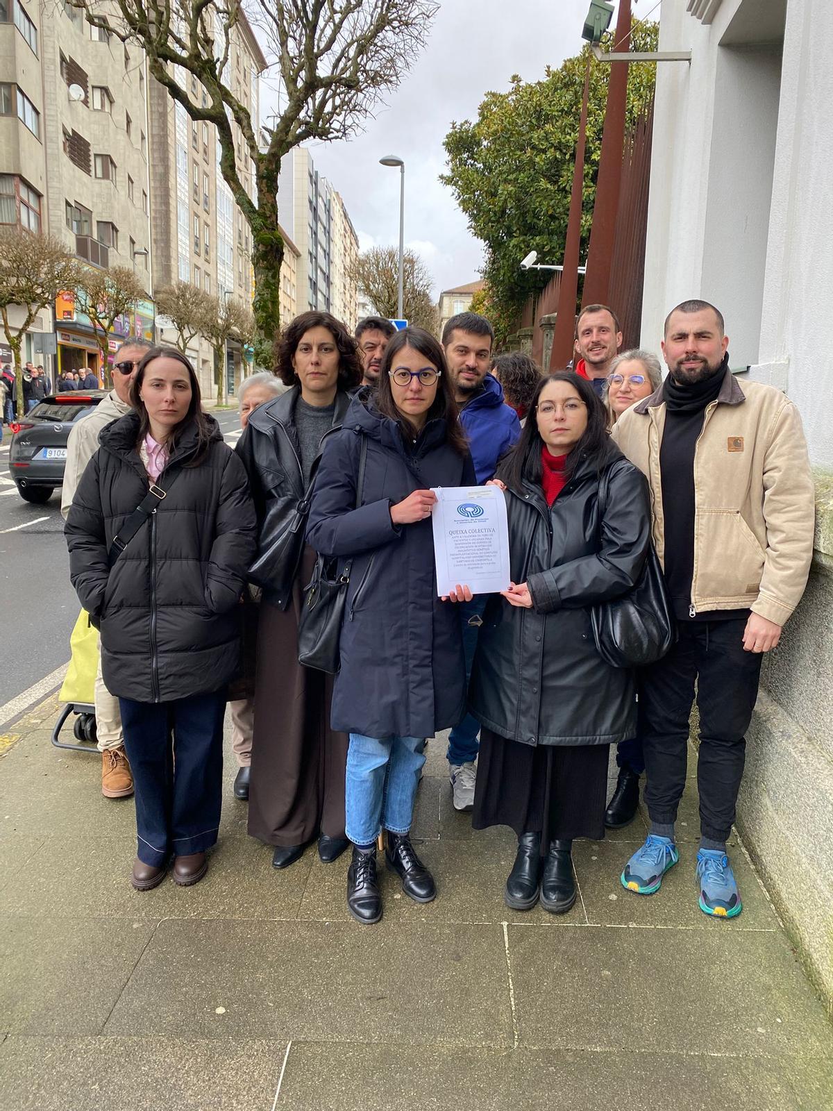 Isabel López y Alicia Piñón sostienen la queja presentada ante la Valedora do Pobo junto a otros afectados.