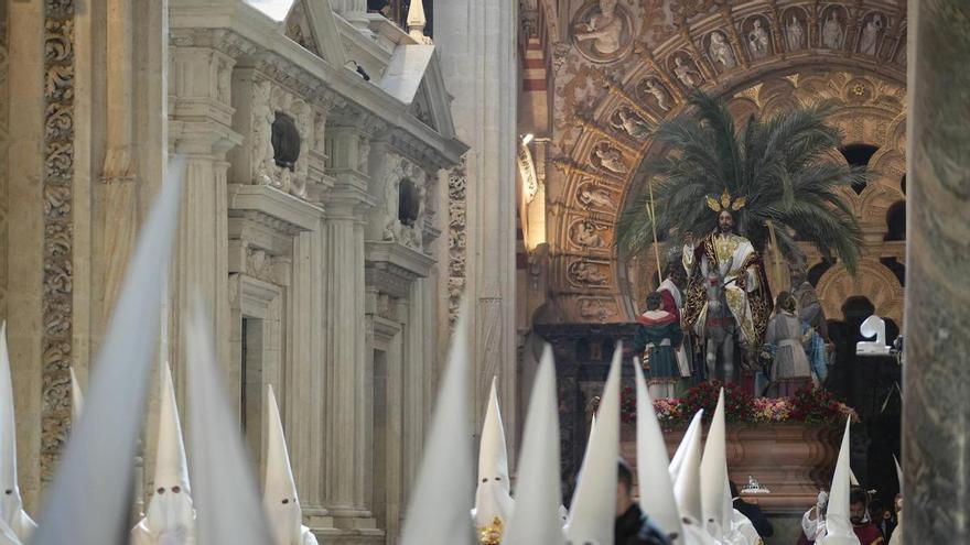 Un asistente sufre una parada cardiorrespiratoria en la Mezquita Catedral de Córdoba durante la Semana Santa