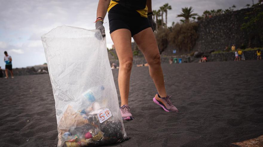 На Тенеріфе волонтери прибирають пляжі, щоб подолати самотність та захистити місцеві традиції