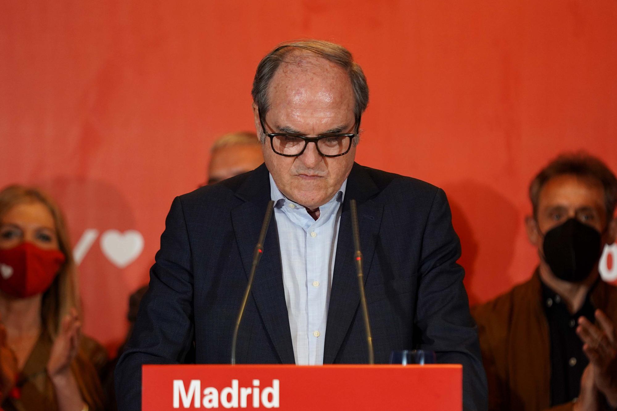 El candidato socialista, Ángel Gabilondo, valora los resultados del 4-M en el hotel Princesa Plaza, rodeado de la cúpula del PSOE-M y de miembros de su lista.