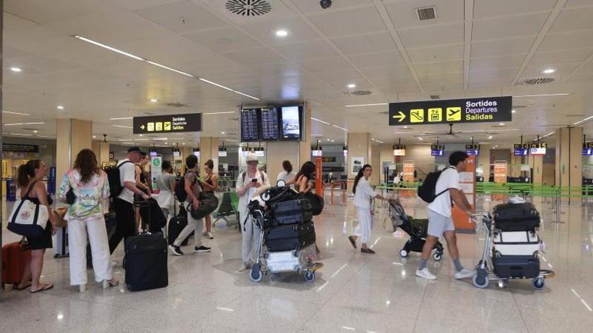 Interior del aeropuerto de Ibiza