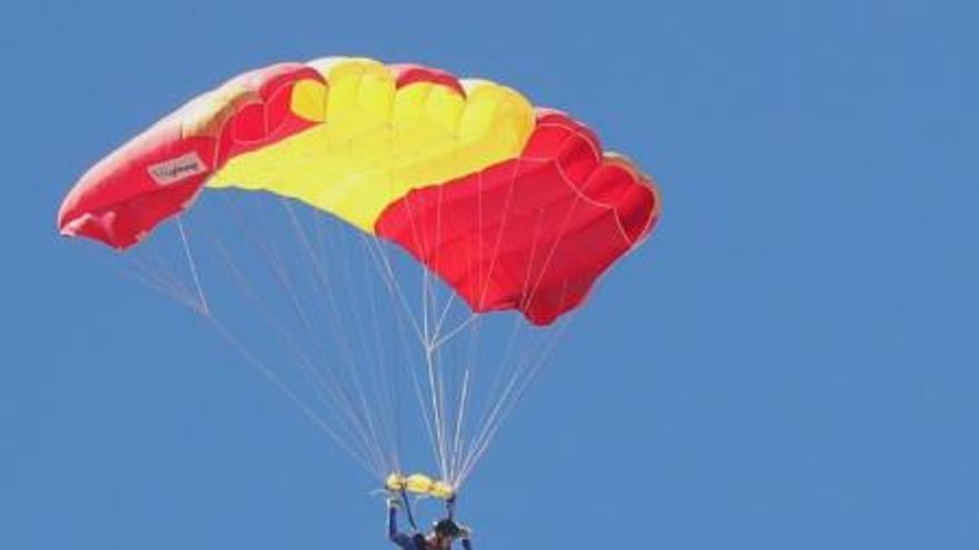 Homenaje al primer salto paracaidista militar en la Base Aérea de Alcantarilla