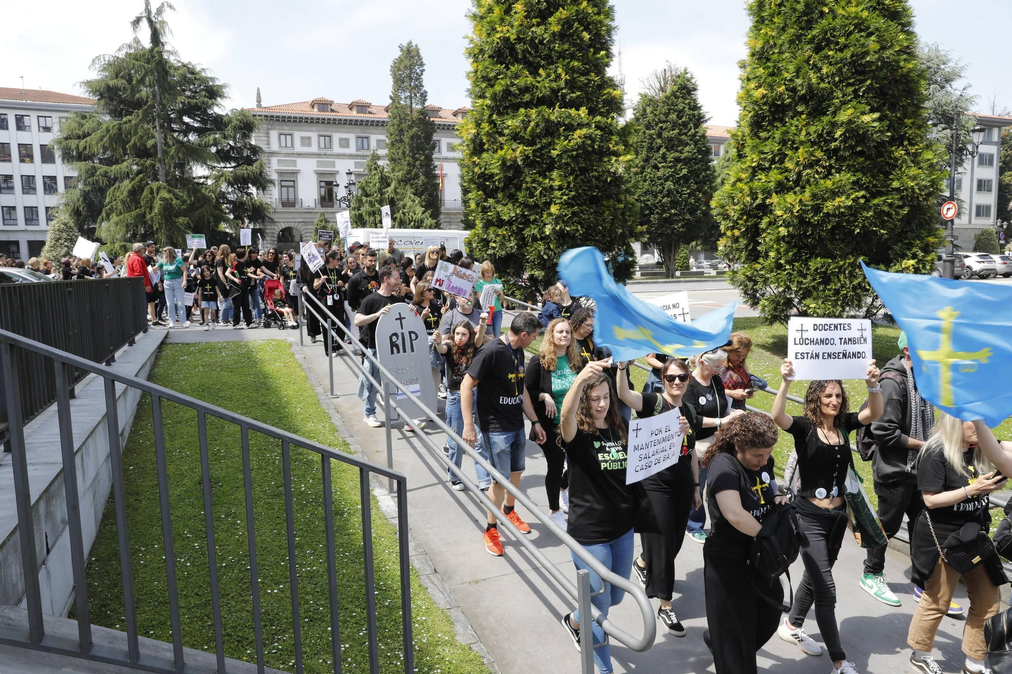 EN IMÁGENES: Segunda jornada de huelga de los profesores y protestas en Oviedo