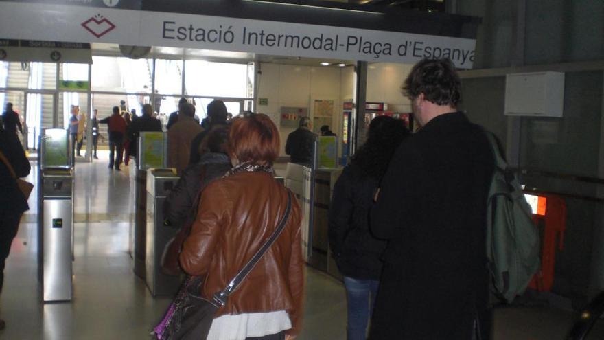 Pasajeros a su llegada a la plaza España.