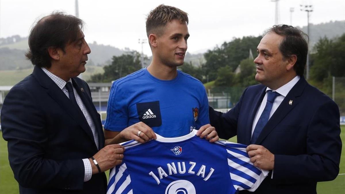 Januzaj, entre el director deportivo Loren y el presidente Aperribay, en su presentación como jugador de la Real