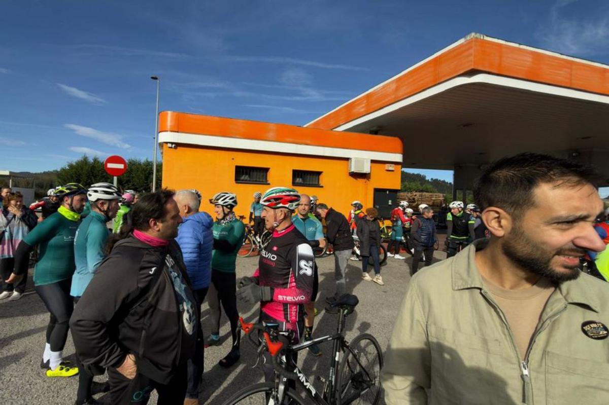 Decenas de ciclistas honran a Nacho "el Vasco", fallecido en la carretera a Pravia