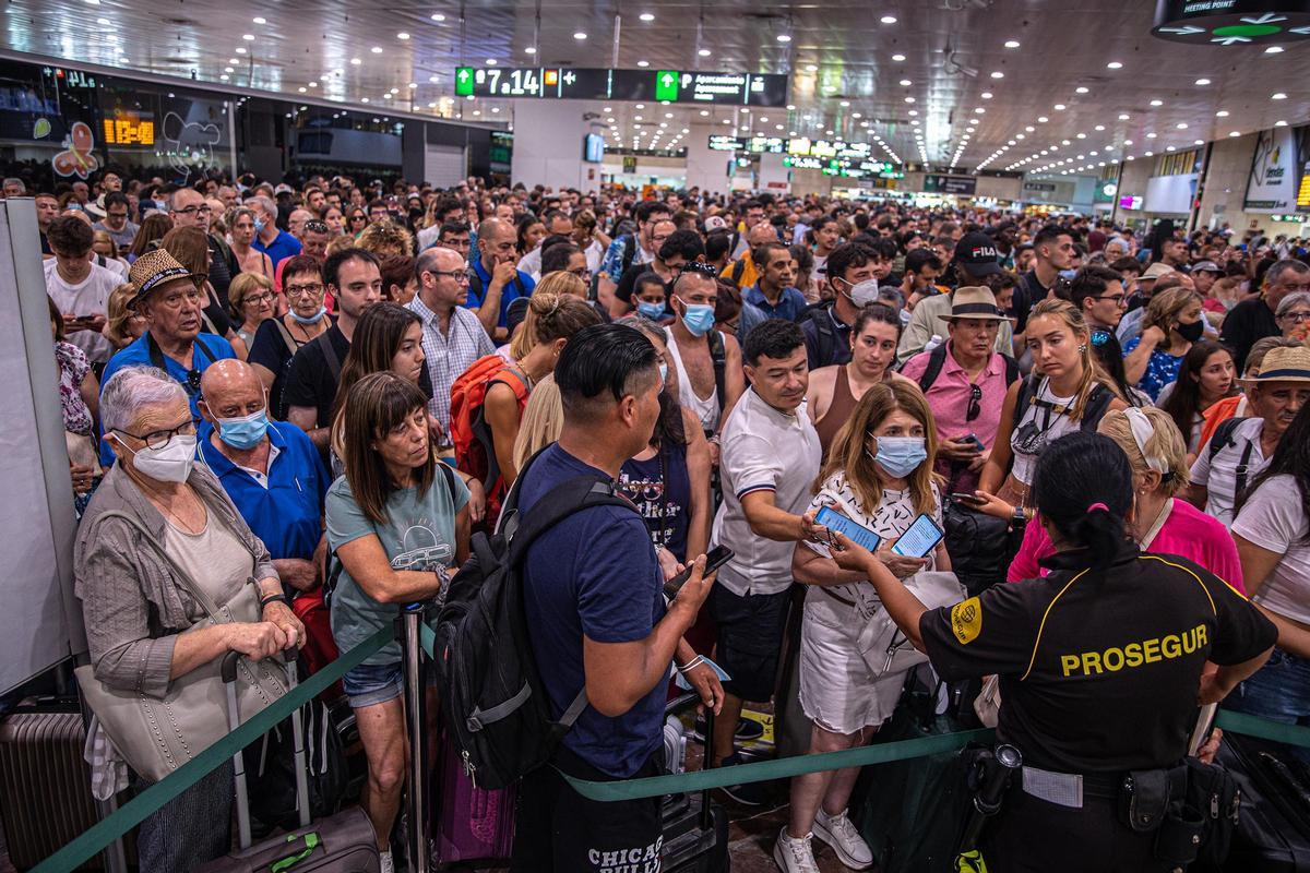 Pasajeros del AVE en Sants, a la espera de que restableczca la circulación tras un robo de cableado, en agosto de 2022