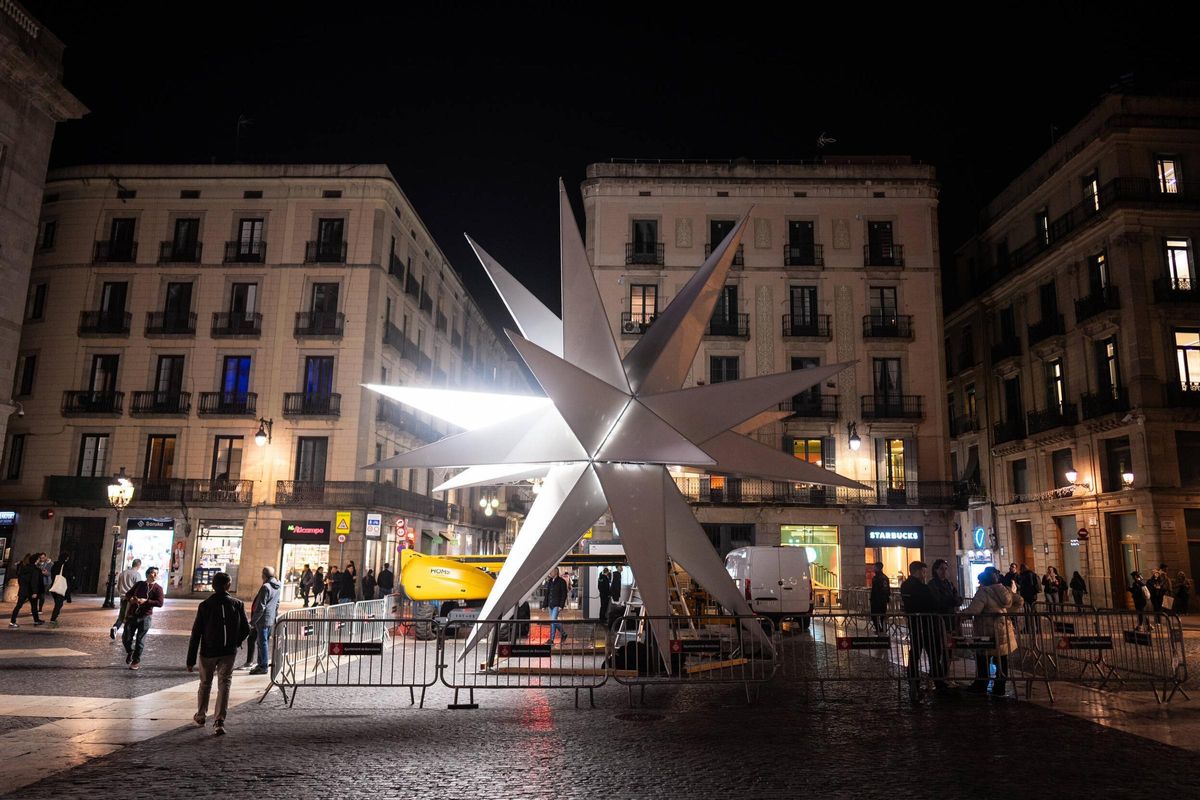 La estrella de Nadal ja ilumina la plaça Sant Jaume. Una gran estrella de luz de 20 puntas iluminará la plaza de Sant Jaume esta Navidad