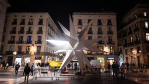 La estrella de Nadal ja ilumina la plaça Sant Jaume. Una gran estrella de luz de 20 puntas iluminará la plaza de Sant Jaume esta Navidad