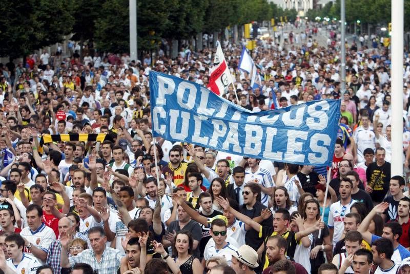 Concentración de aficionados por el futuro del Real Zaragoza