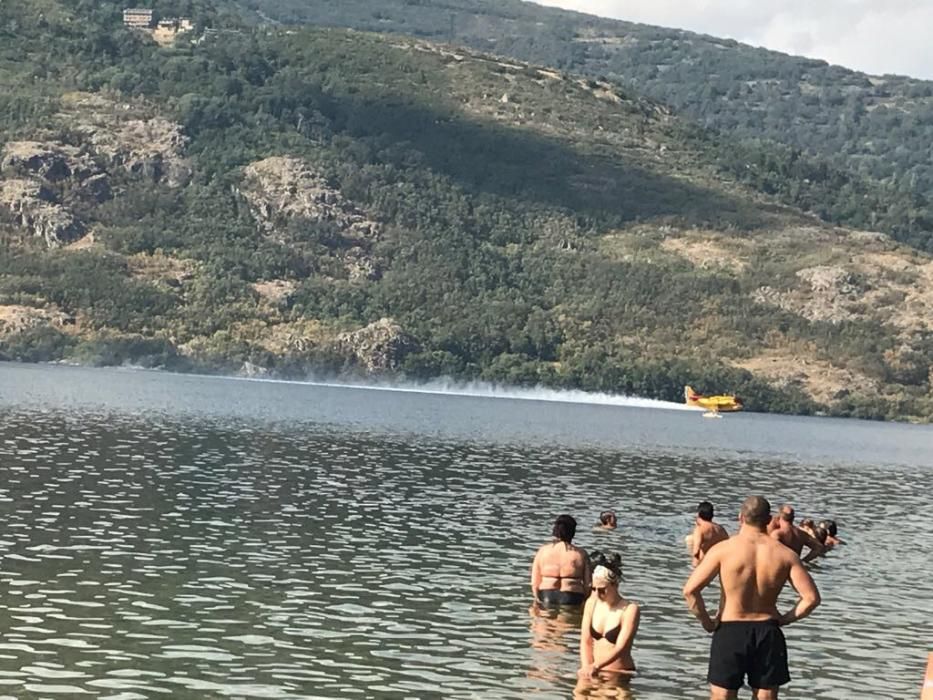 Los hidroaviones cogen agua en el Lago de Sanabria