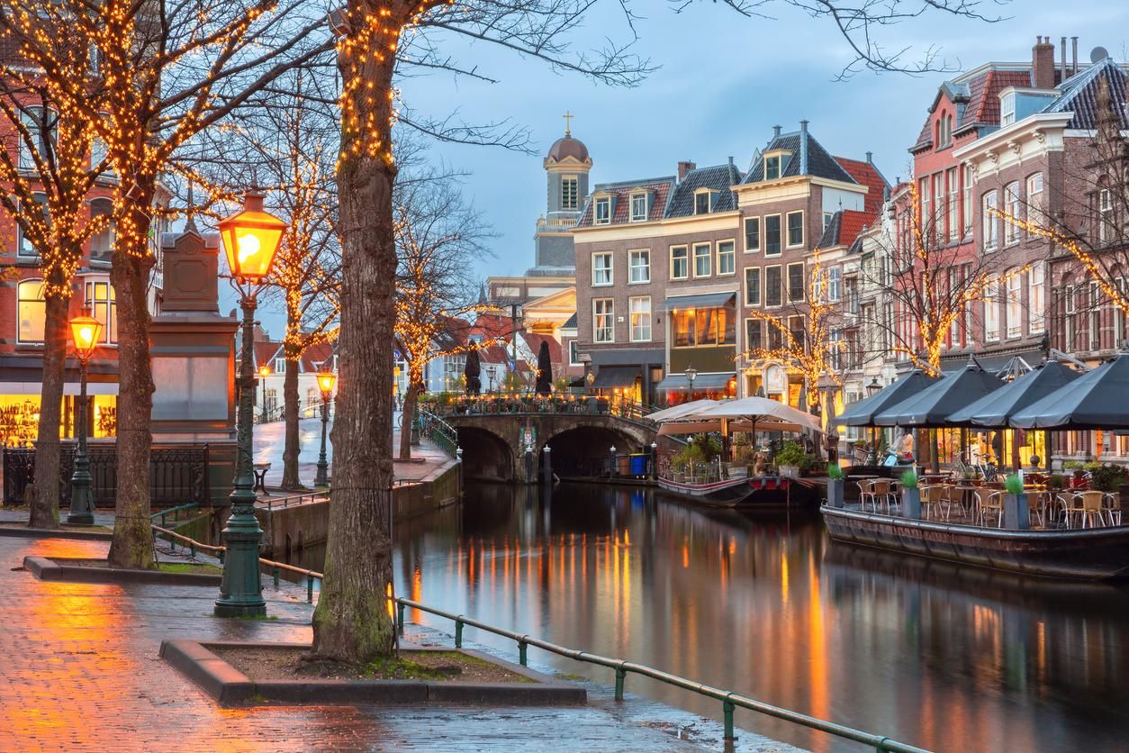 Como muchas ciudades de Países Bajos, Leiden está atravesada por canales fluviales