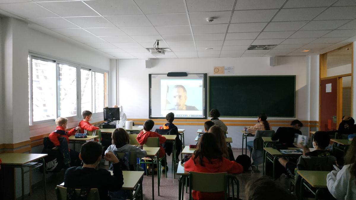 Los estudiantes del IES La Azucarera asisten a la charla de Diego, del programa Mundo Animal, por videollamada.