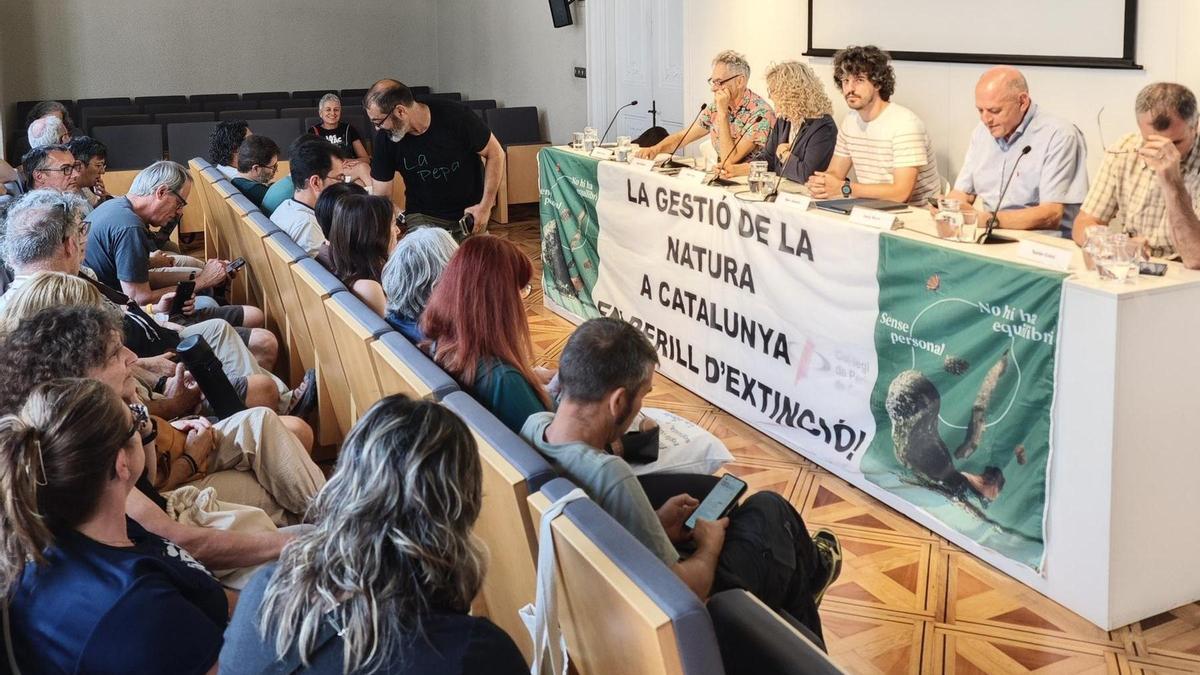 Els representants dels treballadors d'espais naturals catalans durant la roda de premsa
