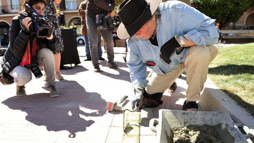 L&#039;artista Gunter Demnig col·locant les llambordes a Navàs, el 9 d&#039;abril del 2015. Aquesta acció la repetirà avui a Manresa, començant per Bernat Toran. Hi ha més de 60.000 Stolpersteine en vint països europeus