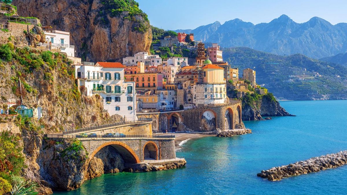 Ciudad de Atrani en la costa de Amalfi