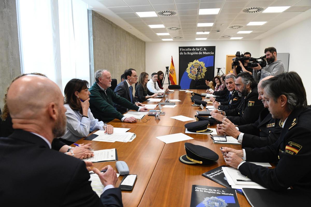 Un instante de la reunión mantenida este jueves en la sede de la Fiscalía.
