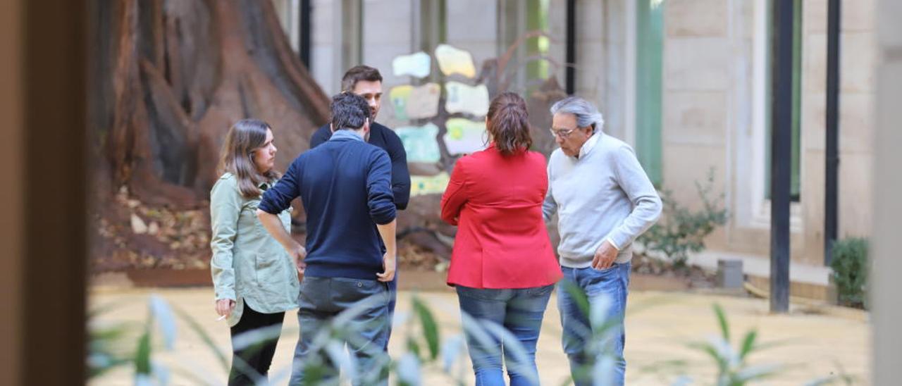 Estañ y Meco, de espaldas; con Mata, Ferri y Àlvaro, en las Corts ayer en un receso de la junta de síndics.