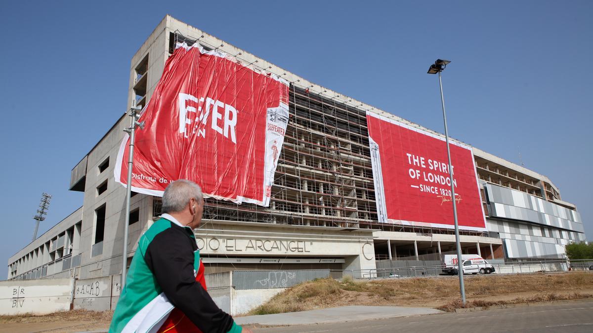 Vista de la lona instalada en el exterior de la preferencia de El Arcángel por el Córdoba CF.