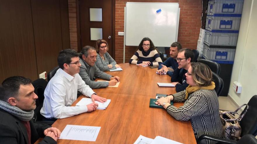 Rodríguez, Borrell y la comunidad educativa del Bonavista en una reunión con Soler.