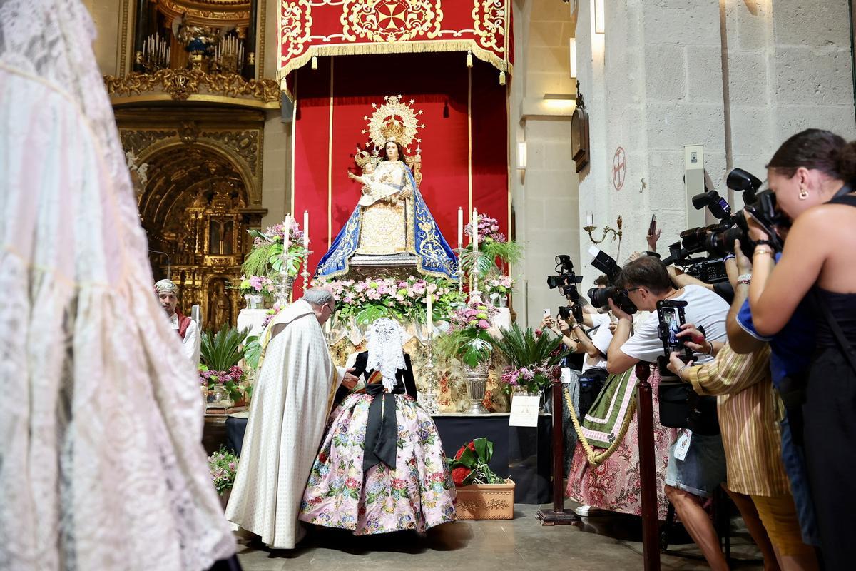 Primera sesión de la Ofrenda en las Hogueras de Alicante con mucha presencia fallera