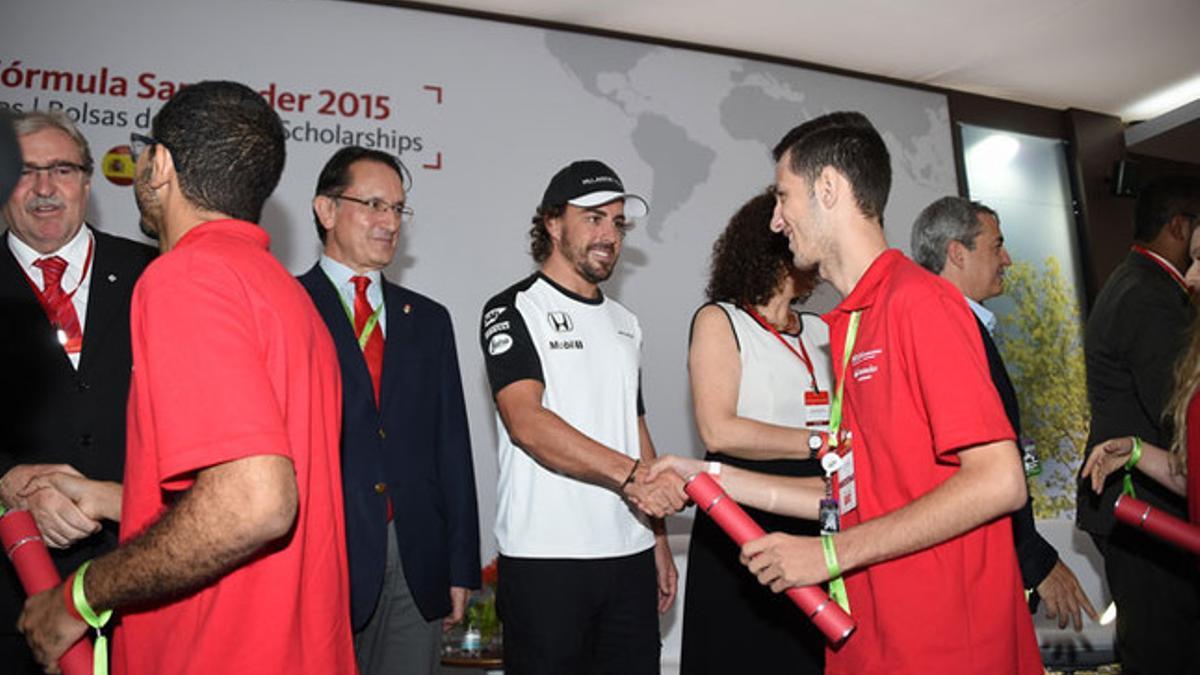 Fernando Alonso ha hecho entrega de las Becas Santander en Brasil