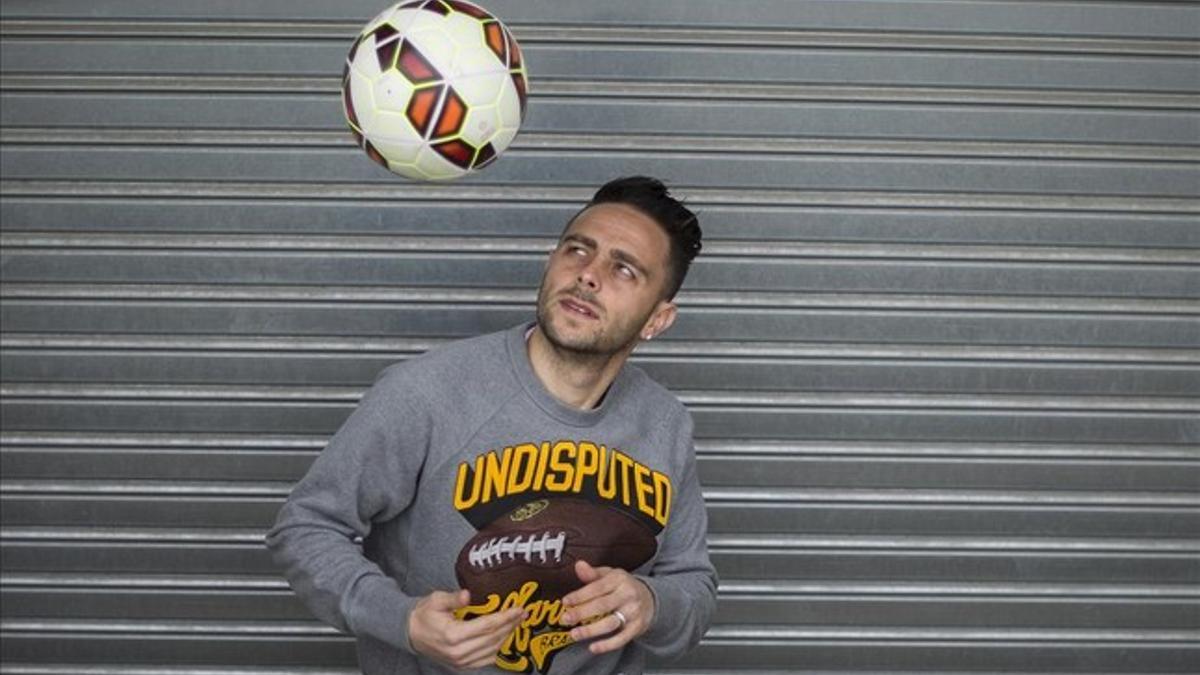 Sergio García juega con un balón tras un entrenamiento en Sant Adrià.