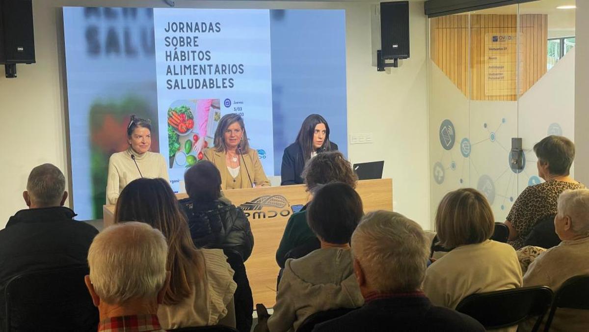 Por la izquierda; Marta Hernández, directora de Calidad y Nutrición de La Central Lechera Asturiana; Concepción Méndez, concejala de Deportes y Laura Sánchez, técnico de nutrición de La Central Lechera Asturiana.