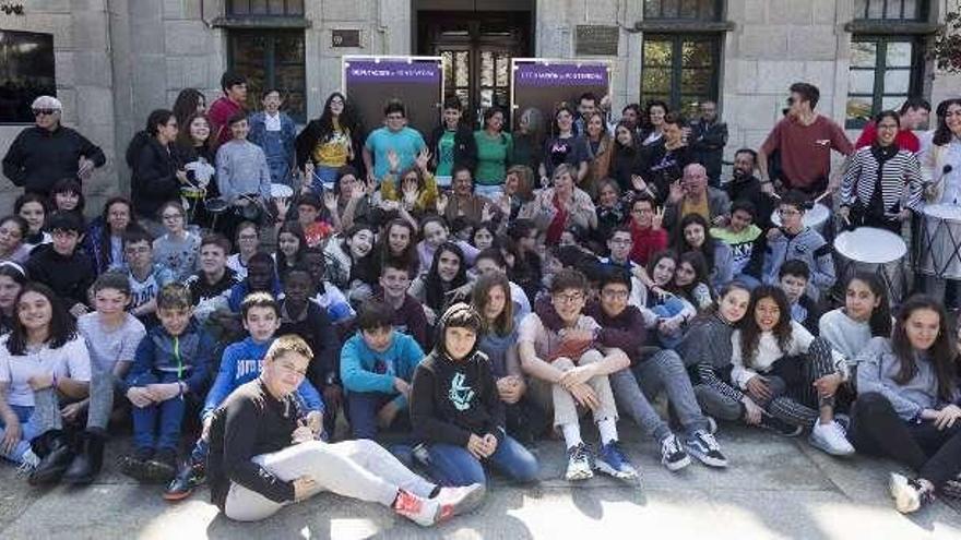 Los escolares con los representantes políticos, ayer, durante el acto en Redondela. // P. Hernández