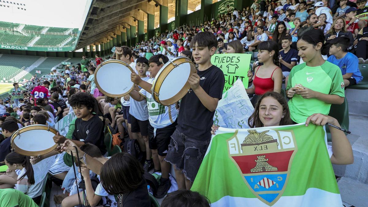 La afición del Elche se va de fiesta... a pesar del descenso