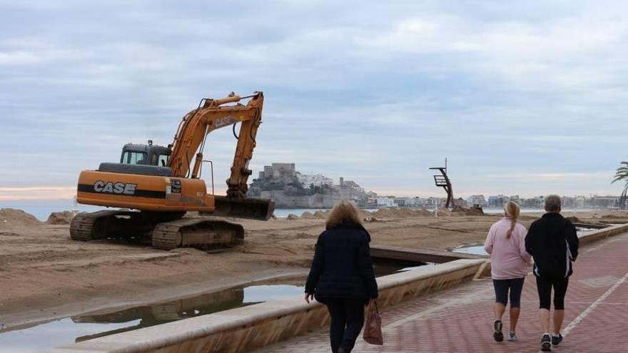 Las máquinas de Costas actúan ya para ‘devolver’ la playa a Peñíscola