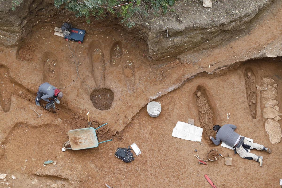 Girona. Carrer Portal Nou. Excavacions durant les obres d'una casa. Arqueolegs excavant esquelets. Girona. Carrer Portal Nou. Excavacions durant les obres d'una casa. Arqueolegs excavant esquelets.