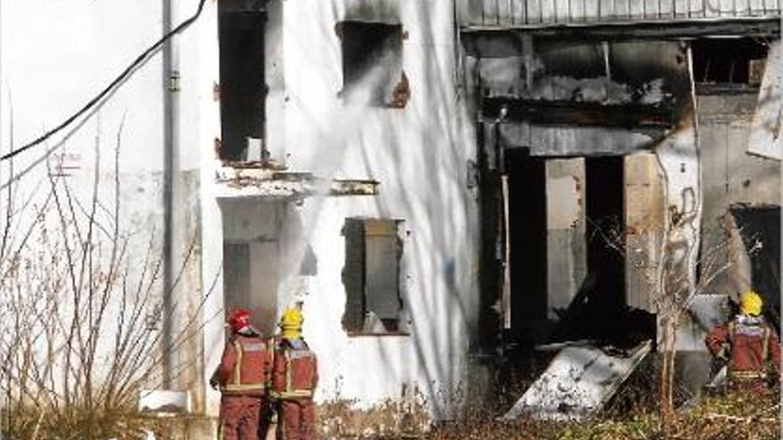 Crema un nau abandonada a tocar de la C-63 de Riudarenes