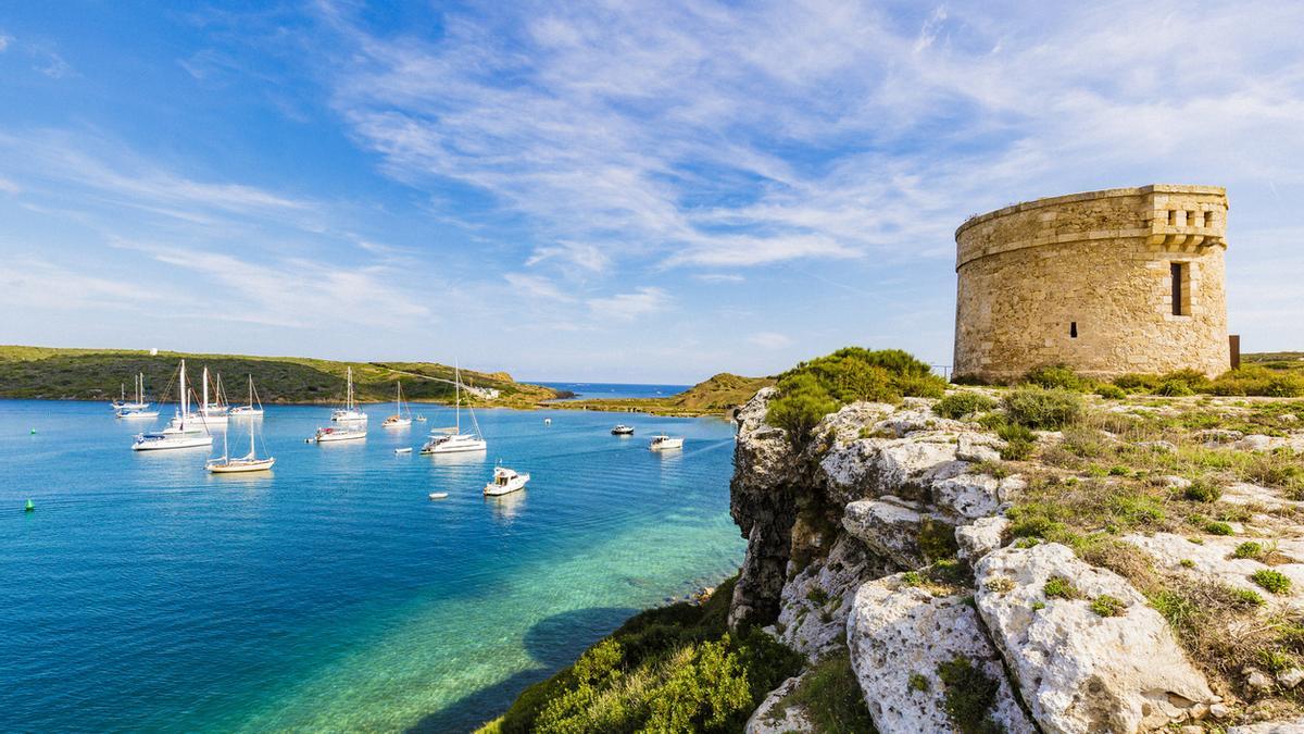 En barco o andando podrás conocer las maravillas de Menorca