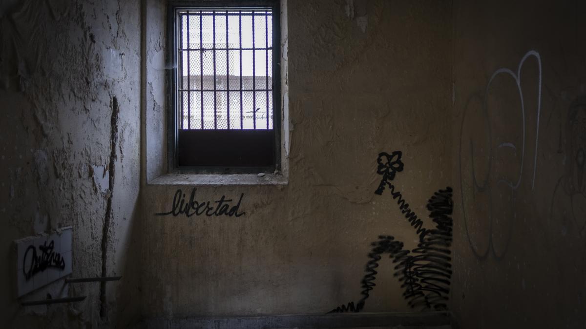 Las pintadas recorren el edificio abandonado de la vieja prisión. Y algunos casi son poemas.
