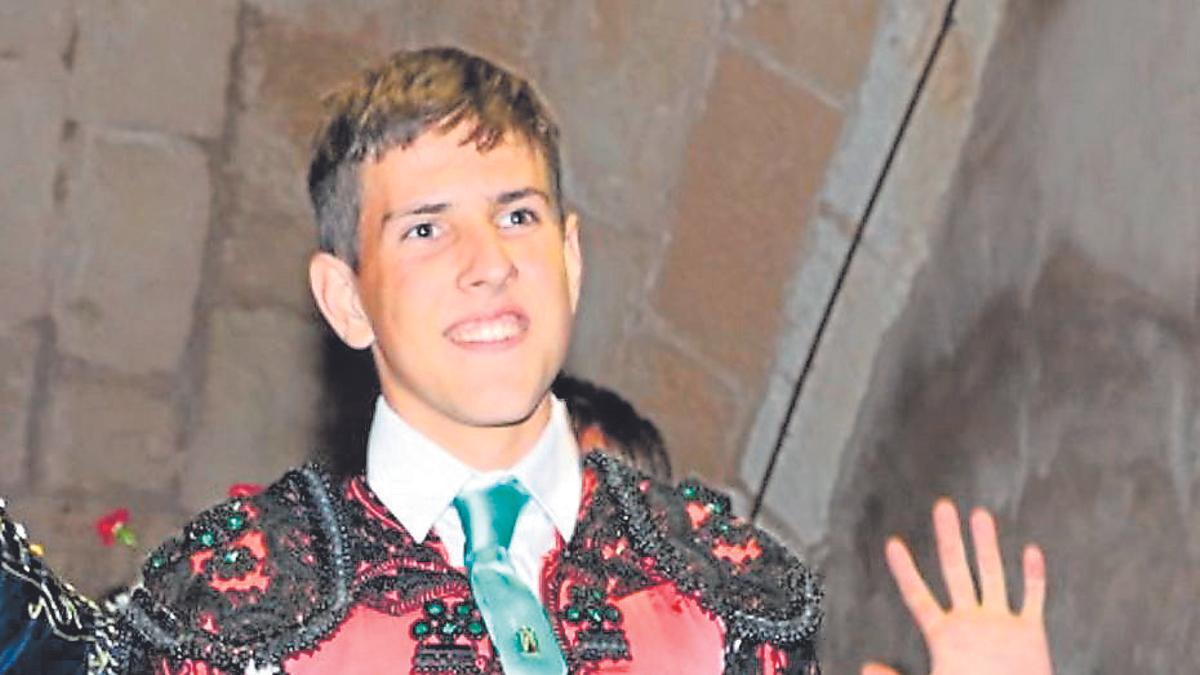Rafel Arrom, saliendo a hombros de una novillada en Inca