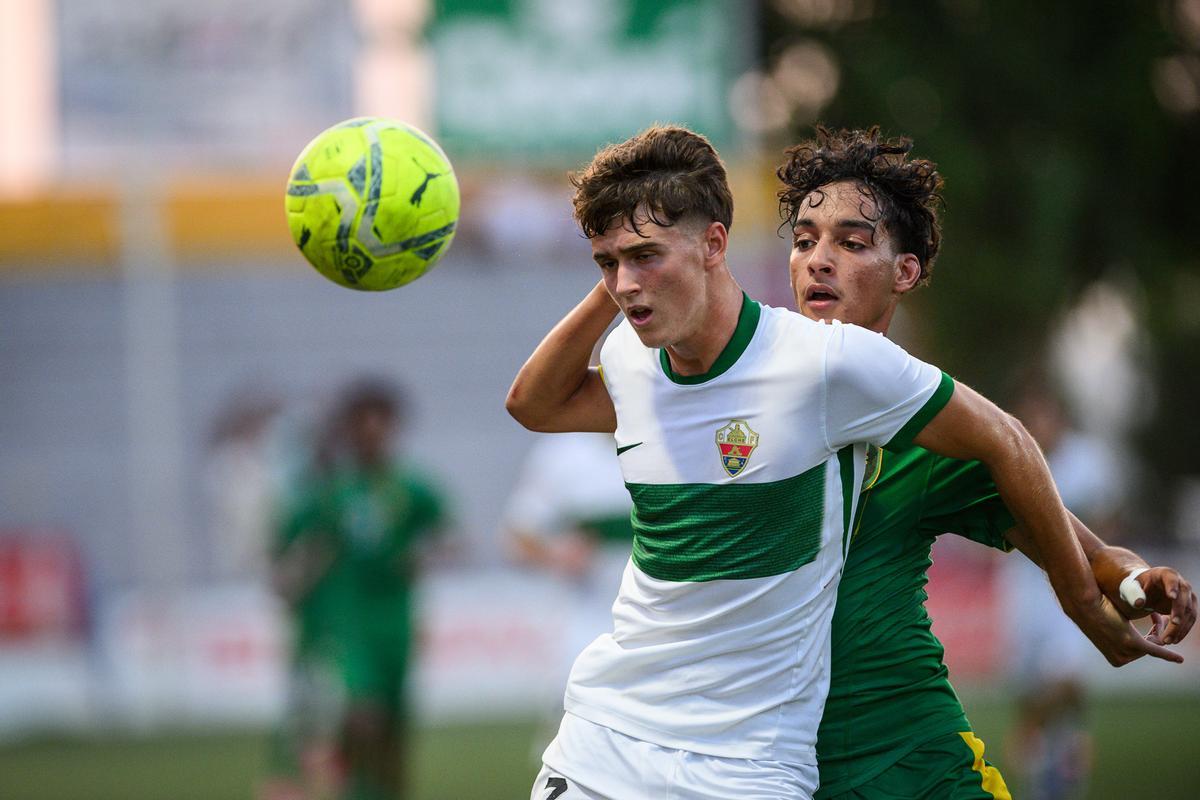 Un jugador del Elche y uno de Mauritania luchan por el balón