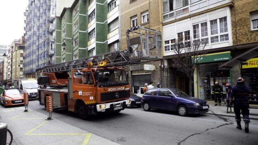 Un camión de Bomberos en la calle Magnus Blikstad, donde se registró un incendio ayer por la tarde.