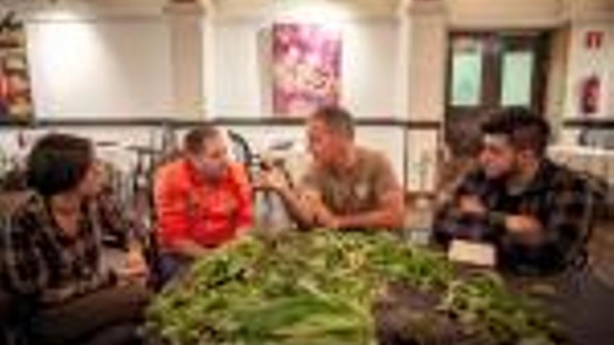 Laura Tejero i Joan Morillo, copropietaris del restaurant, parlant de plantes amb Evarist March i Jose Delgado