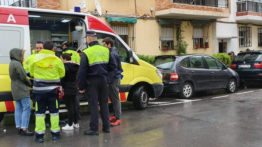 Un momento de la asistencia a vecinos del inmueble donde se ha declarado el fuego.